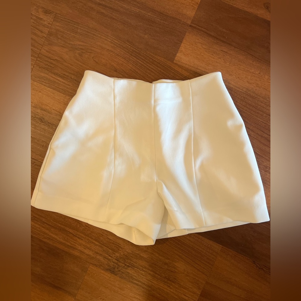 SHILLA Shorts - size M - White - high waisted